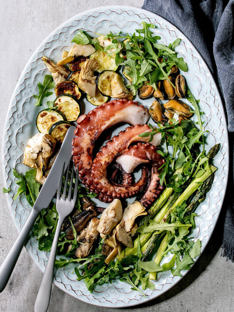 Antipasti-di-Mare-Salat mit Oktopus auf weißem Teller