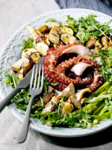 Antipasti-di-Mare-Salat mit Oktopus, Sprotten und Miesmuscheln – mediterrane Meeresfrüchte-Platte