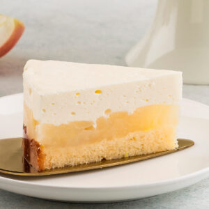 Apfel-Cheesecake-Stück mit Biskuitboden, Apfel-Gelee-Schicht und luftiger Frischkäse-Creme