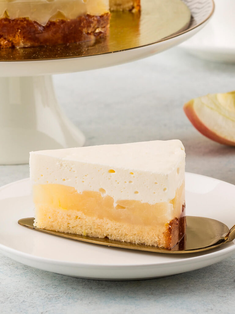 Apfel-Cheesecake mit Zimt, Karamell-Apfel-Topping und Tee – die herbstliche Käsekuchen-Variante für die Sonntags-Tafel