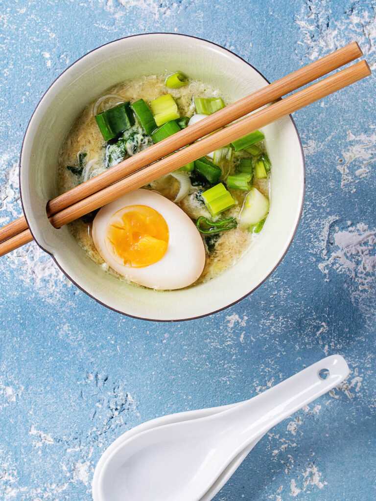 Asiatische Eier-Spinat-Suppe mit Seidentofu und Frühlingszwiebeln – schnelle Wochentags-Suppe