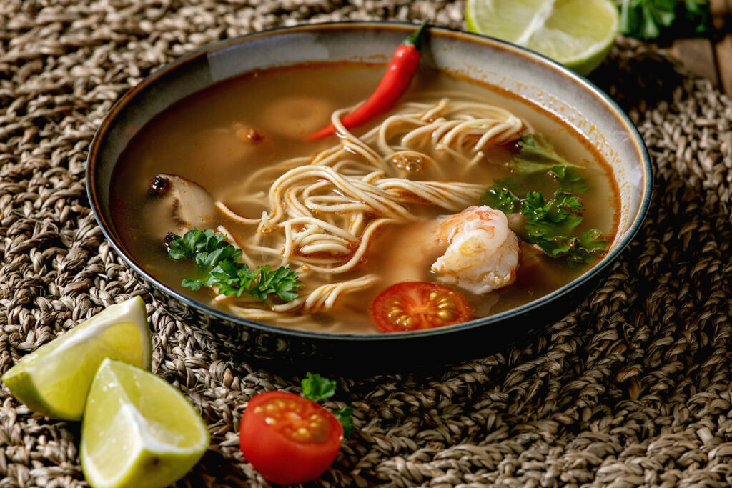 Asia-Nudelsuppe mit Garnelen und Shiitake
