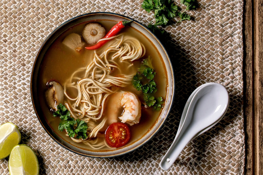 Asia-Nudelsuppe mit Garnelen und Shiitake – aromatisch-würzige Brühe in 30 Minuten
