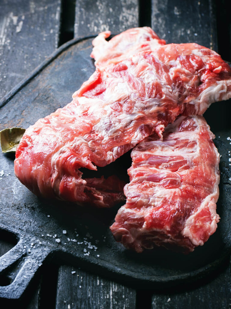 Spareribs aus dem Ofen ohne Grill – ganzjährige Schmor-Variante mit Tomaten-Salat