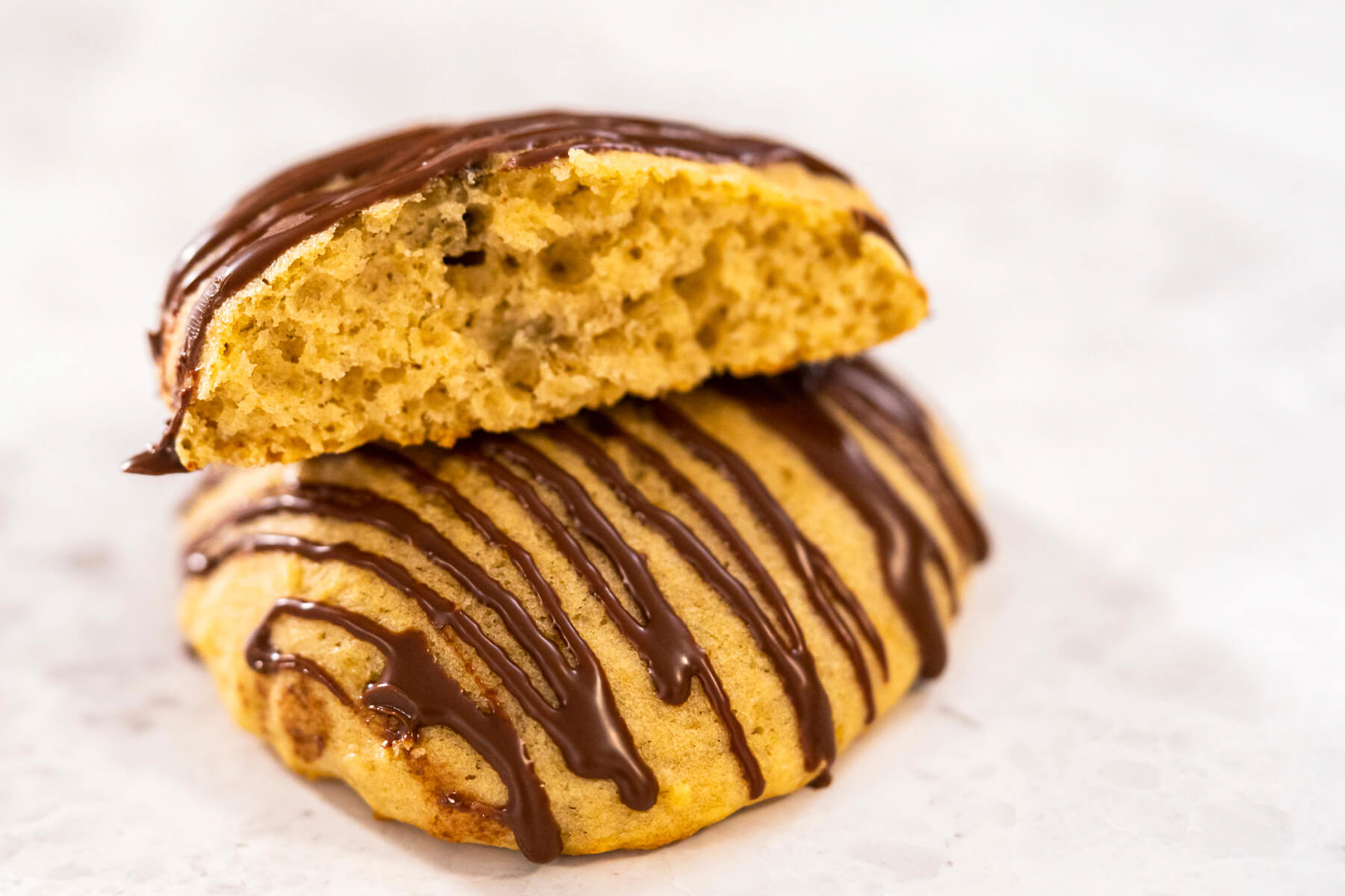 Aufgebrochener Bananen-Cookie mit luftig-weicher Krume und Schoko-Drizzle