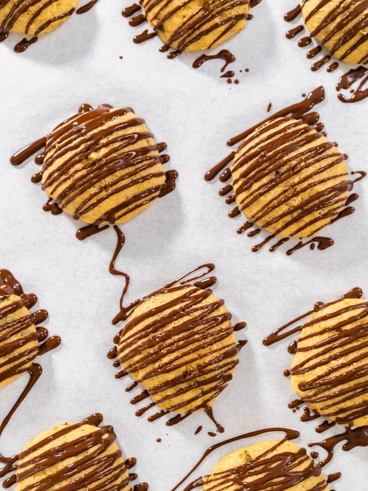 Fertige Bananen-Cookies mit Schoko-Drizzle in Reihen von oben fotografiert
