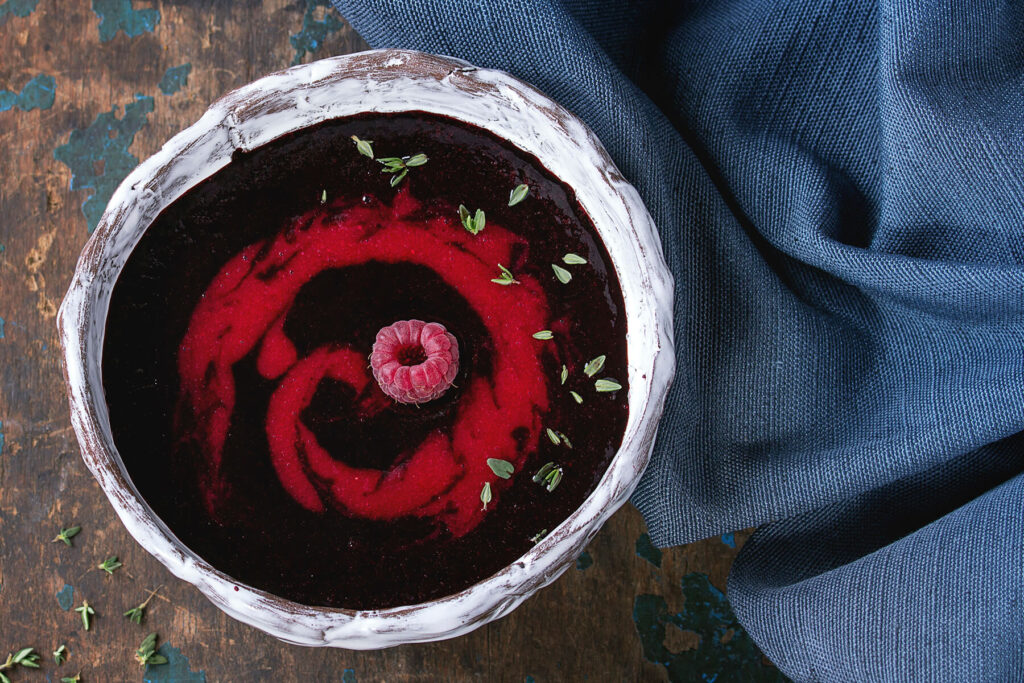 Beeren-Dessert-Suppe mit Himbeer-Swirl