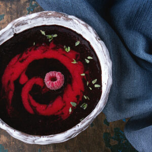 Beeren-Dessert-Suppe mit Himbeer-Swirl