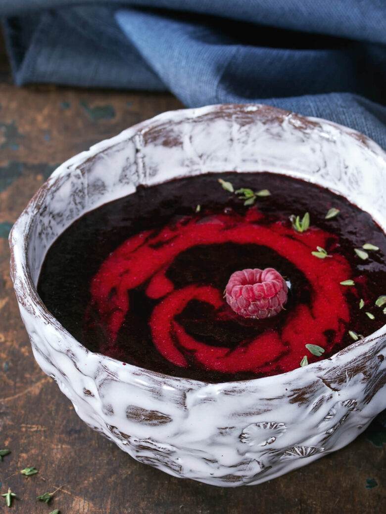 Beeren-Dessert-Suppe in rustikaler Keramikschale