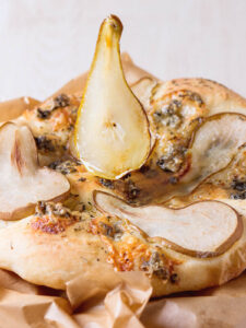 Birne-Gorgonzola-Pizza mit Honig