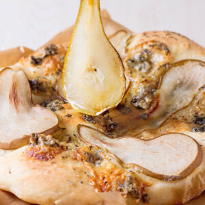 Birne-Gorgonzola-Pizza mit Honig