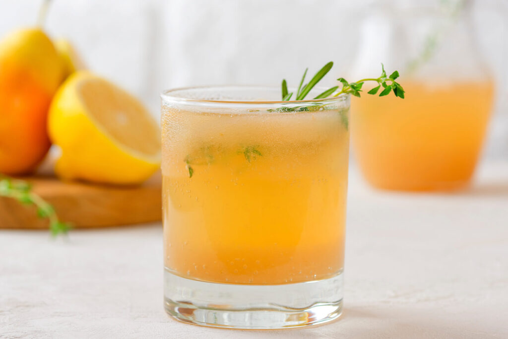 Birnen-Limonade mit Rosmarin und Thymian im Glas