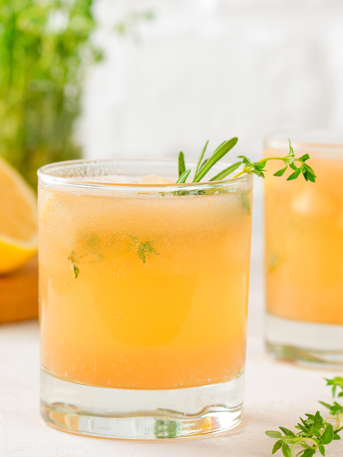 Birnen-Limonade mit Rosmarin und Thymian im Glas