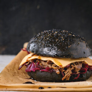 Black Burger mit Aktivkohle-Brötchen