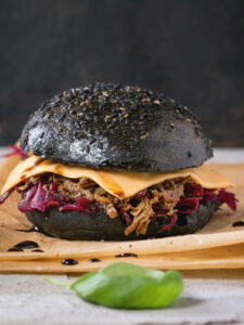 Black Burger mit Aktivkohle-Brötchen