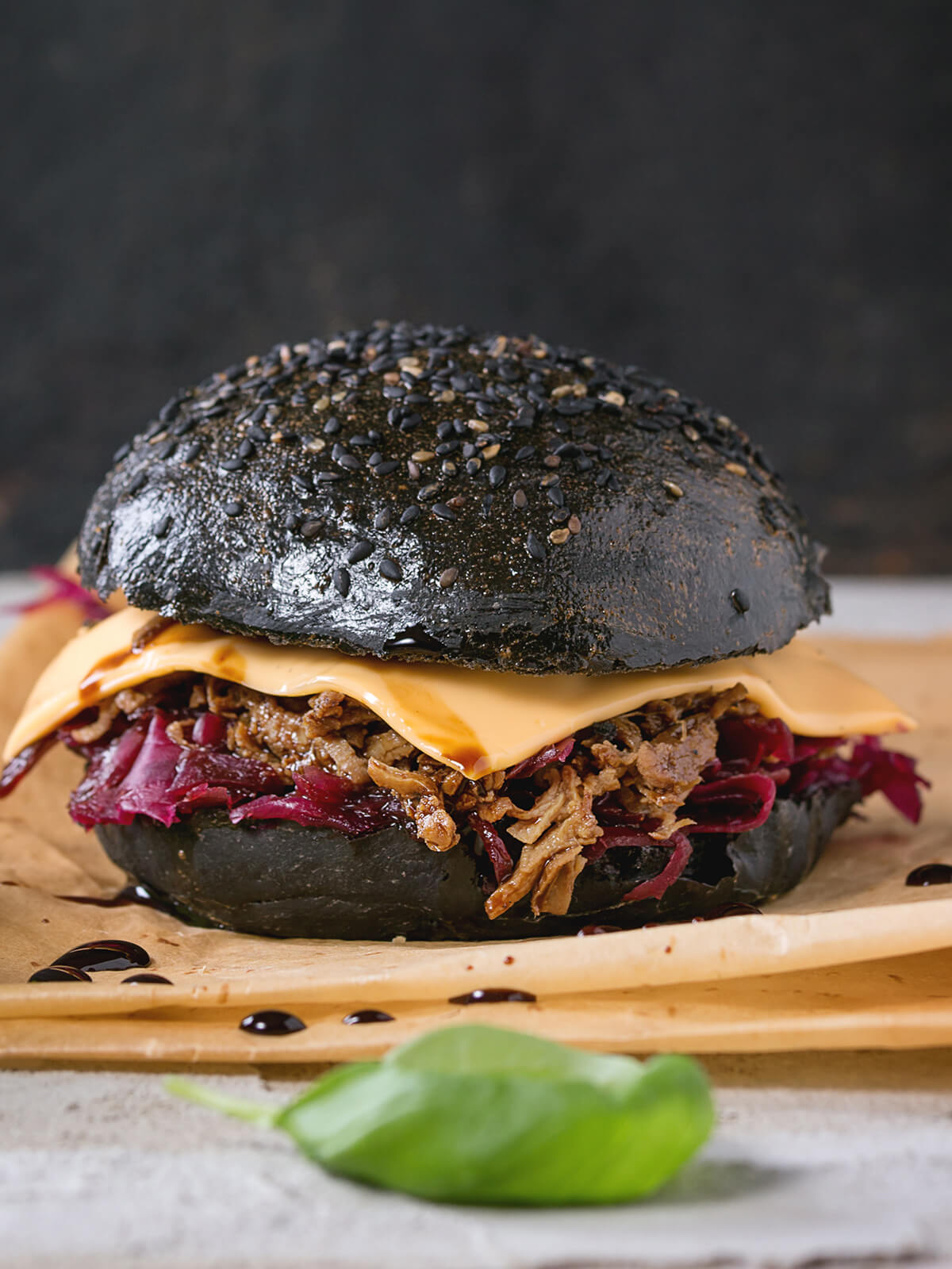 Black Burger mit Aktivkohle-Brötchen und Pulled Beef