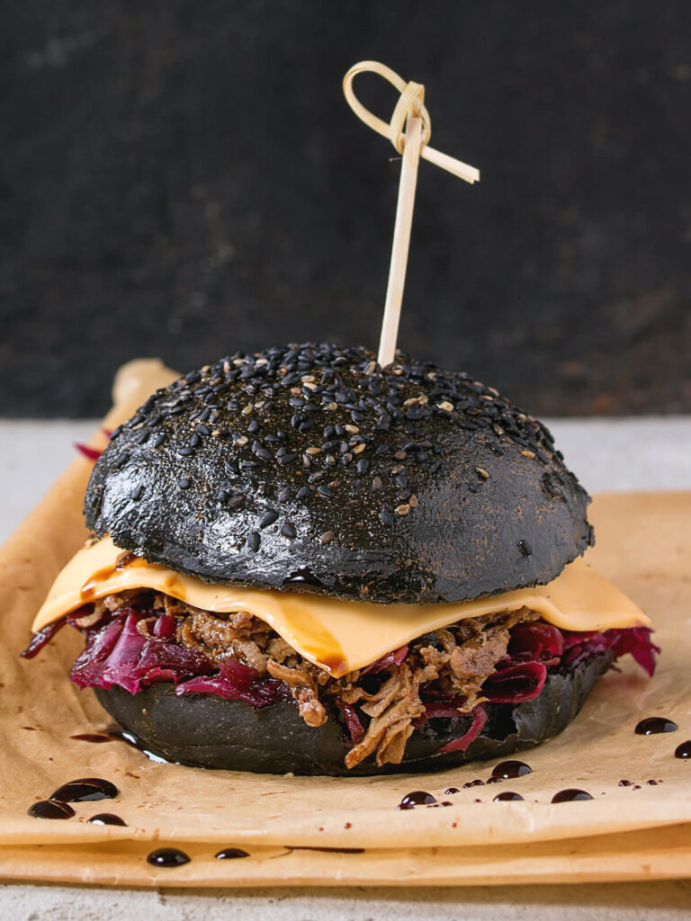 Black Burger mit Aktivkohle-Brötchen, Pulled Beef und Rotkraut