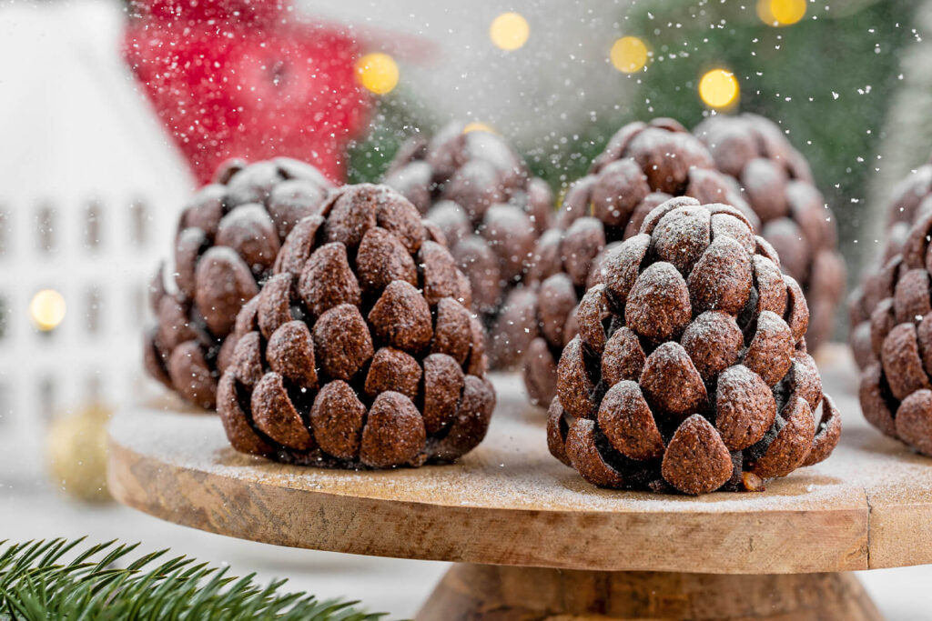 Schoko-Tannenzapfen aus Brownie und Cornflakes mit Puderzucker