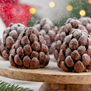 Schoko-Tannenzapfen aus Brownie und Cornflakes mit Puderzucker