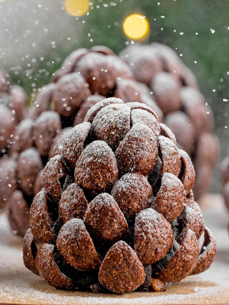 Schoko-Tannenzapfen aus Brownie und Cornflakes mit Puderzucker als Schnee