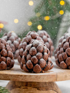 Brownie-Tannenzapfen mit Mandel-Schuppen und Schokoladen-Drip – das festliche Weihnachts-Konfekt aus Brownie-Trüffeln