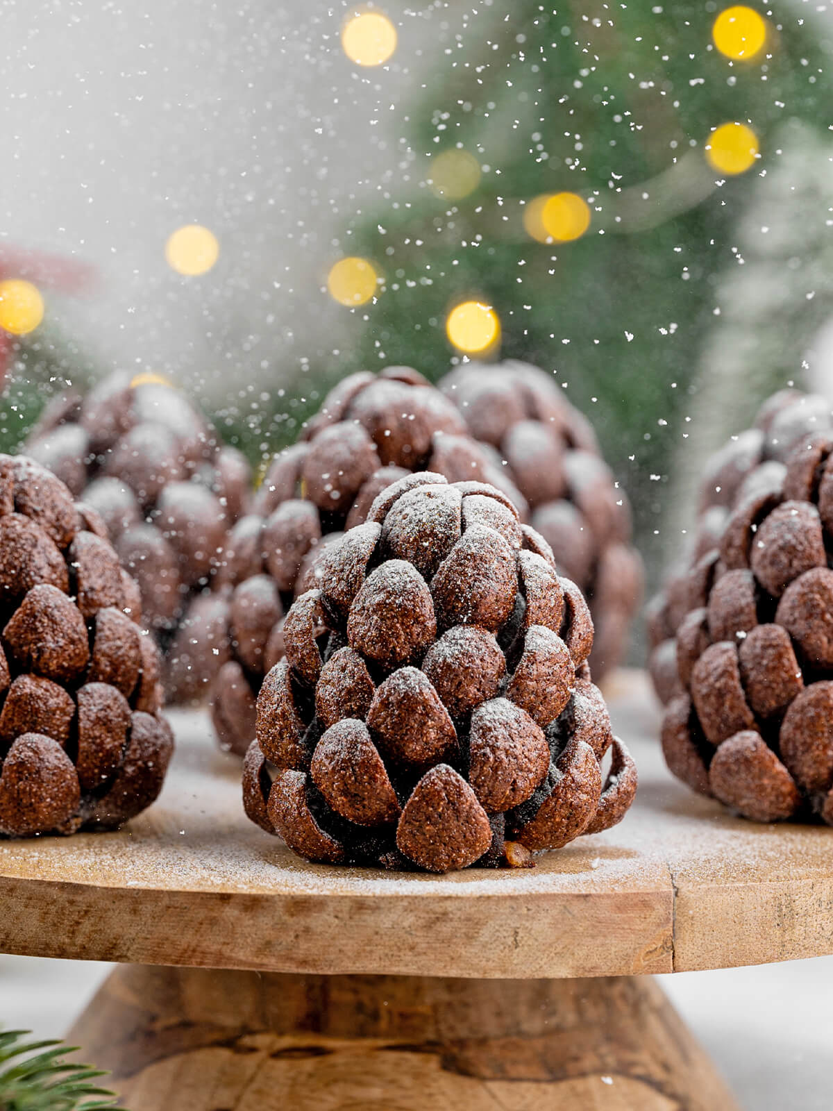 Brownie-Tannenzapfen mit Mandel-Schuppen und Schokoladen-Drip – das festliche Weihnachts-Konfekt aus Brownie-Trüffeln
