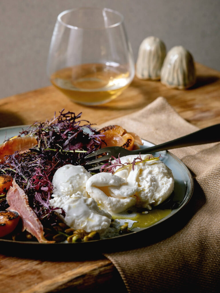 Burrata-Salat mit Tomaten, Rucola und Olivenöl-Vinaigrette – das italienische Sommer-Highlight