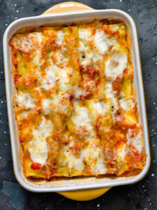 Cannelloni mit Spinat-Ricotta, Tomatensauce und geschmolzenem Mozzarella in der Auflaufform