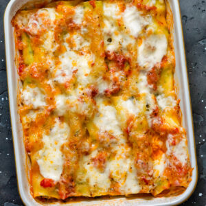 Cannelloni mit Spinat-Ricotta, Tomatensauce und geschmolzenem Mozzarella in der Auflaufform