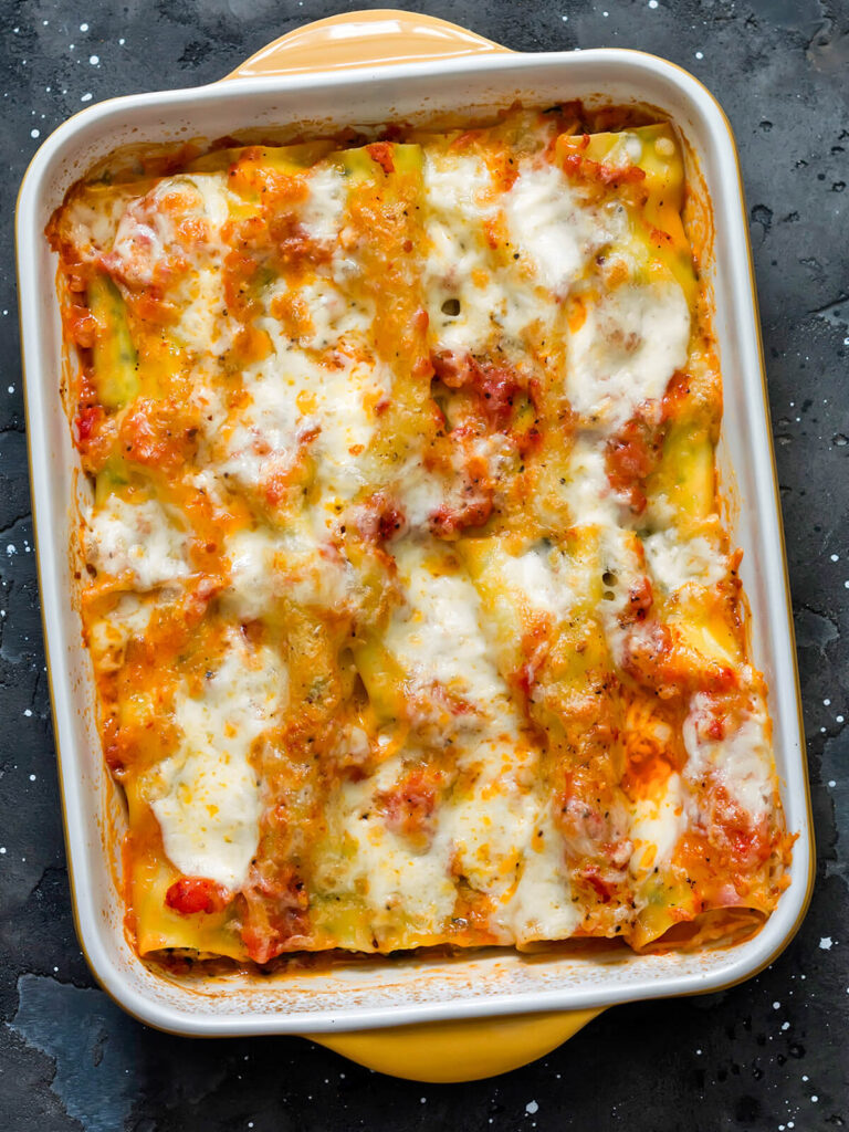 Cannelloni mit Spinat-Ricotta, Tomatensauce und geschmolzenem Mozzarella in der Auflaufform