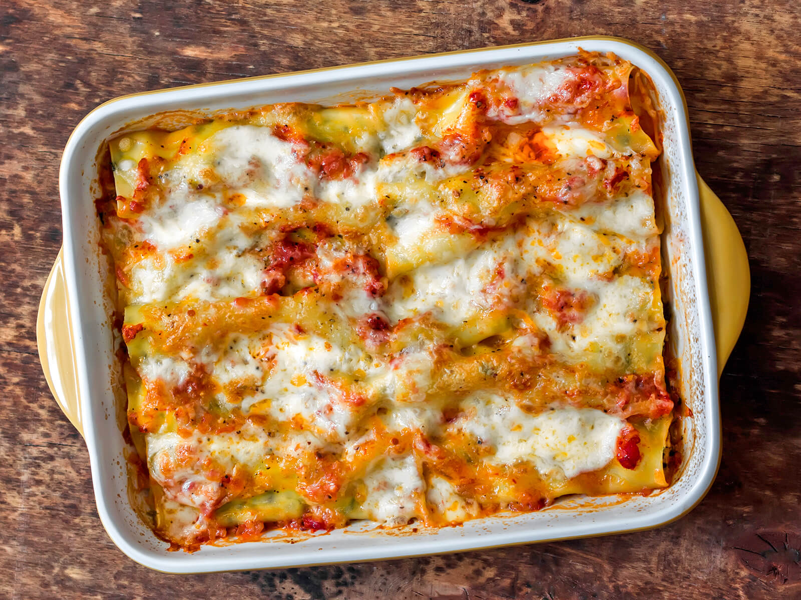 Fertig gebackener Cannelloni-Auflauf mit goldbrauner Mozzarella-Kruste in der Auflaufform