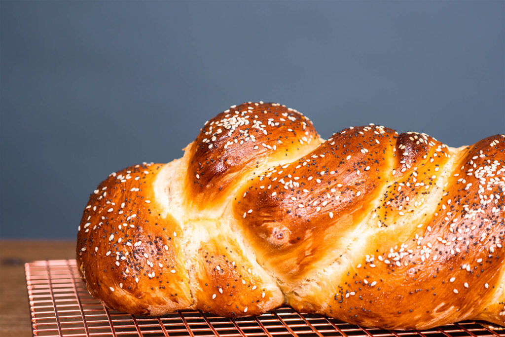 Geflochtenes Hefebrot mit Sesam und Mohn bestreut