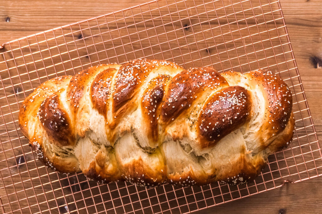 Geflochtenes Hefebrot mit Sesam und Mohn