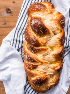 Geflochtenes Vier-Strang-Hefebrot