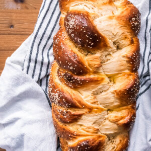 Goldbraun gebackener Vier-Strang-Hefezopf mit Sesam und Mohn