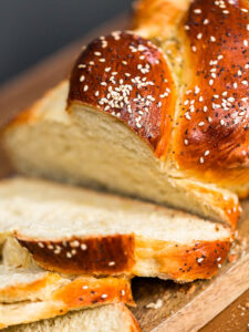 Geflochtenes Vier-Strang-Hefebrot mit Sesam und Mohn – der weiche Familien-Zopf mit elegantem 4-Strang-Muster