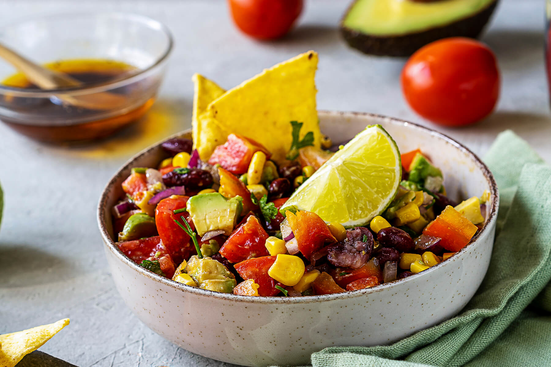 Cowboy Caviar Bohnen-Mais-Salat in Keramikschale mit Tortilla-Chips