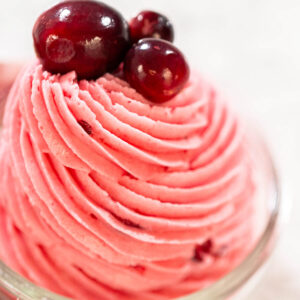 Cranberry-Buttercreme rosa zwischen Plätzchen