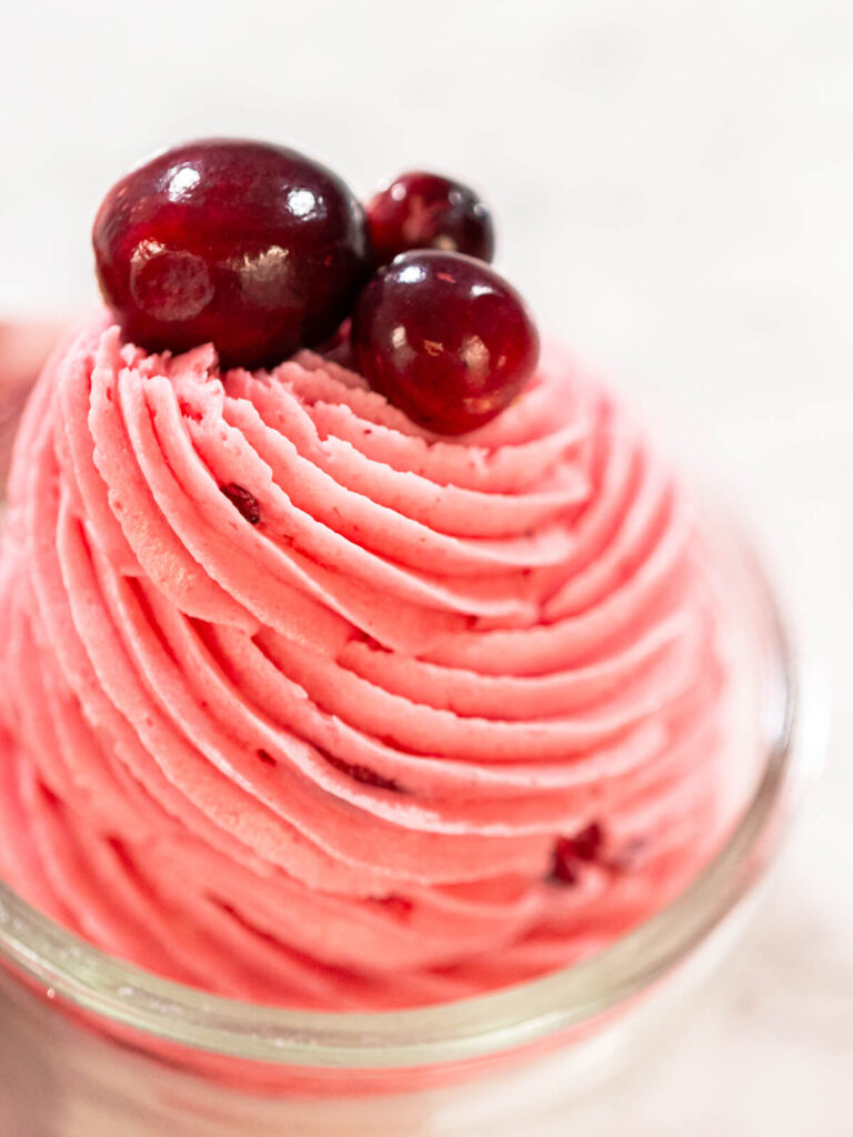 Cranberry-Buttercreme rosa zwischen Plätzchen