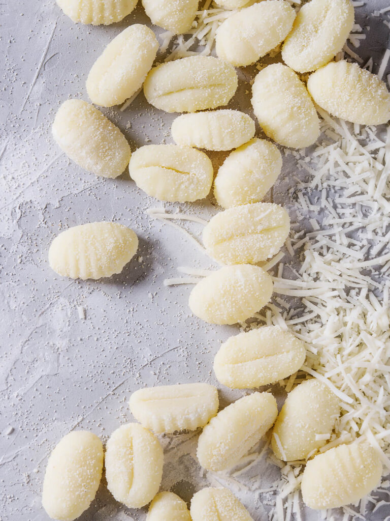 Hausgemachte Kartoffel-Gnocchi mit Gabelrillen und geriebenem Parmesan