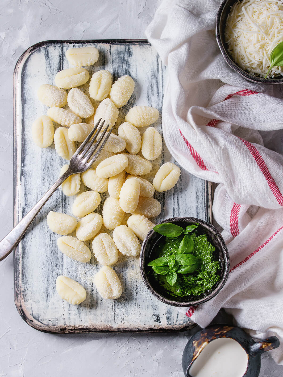 Cremige Kartoffel-Gnocchi in Sahne-Parmesan-Sauce in tiefem Teller