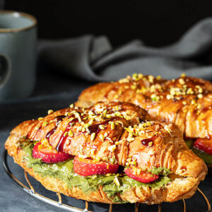 Croissant-Sandwiches mit Pistazien und Erdbeeren