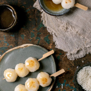 Japanische Dango-Reisbällchen-Spieße mit Mitarashi-Sauce