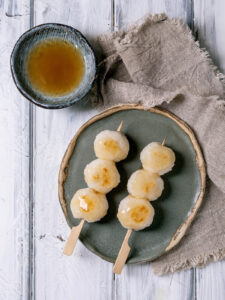 Dango mit Mitarashi-Sauce