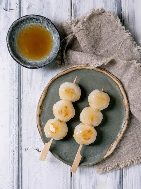 Japanische Dango-Reisbällchen-Spieße mit goldener Mitarashi-Sauce und leichten Röstflecken