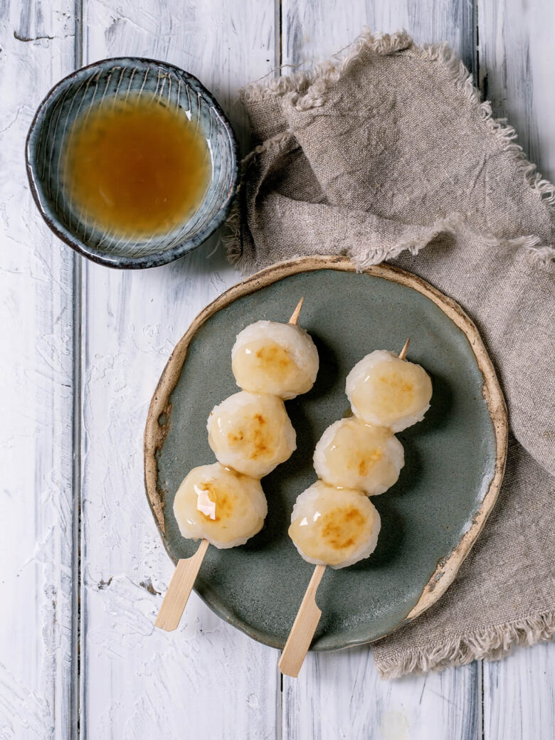 Japanische Dango-Reisbällchen-Spieße mit goldener Mitarashi-Sauce und leichten Röstflecken