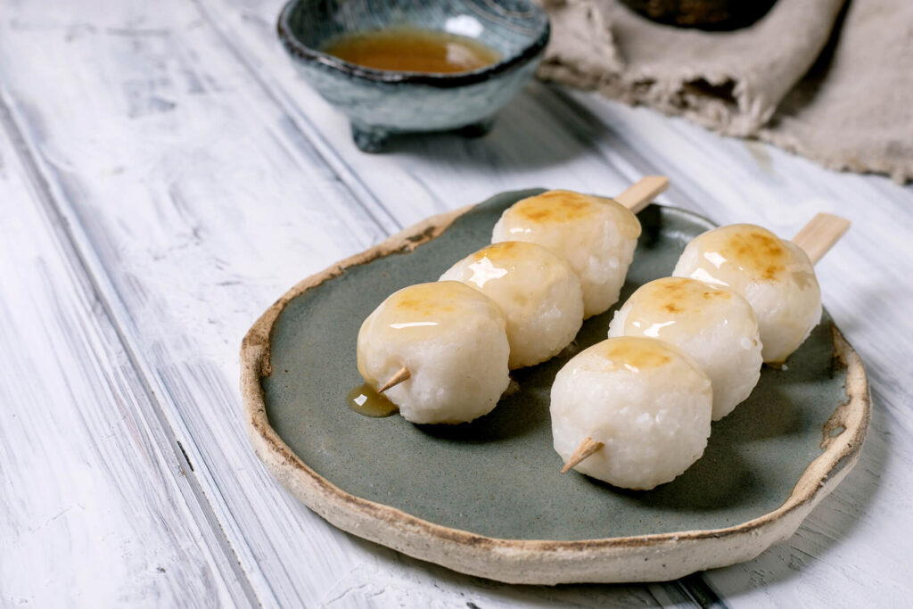 Dango – japanische süße Reisbällchen-Spieße mit Mitarashi-Sauce