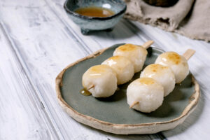Dango – japanische süße Reisbällchen-Spieße mit Mitarashi-Sauce