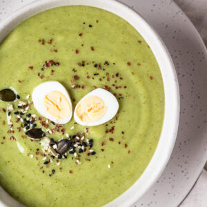 Detox-Brokkoli-Cremesuppe mit Wachtel-Ei