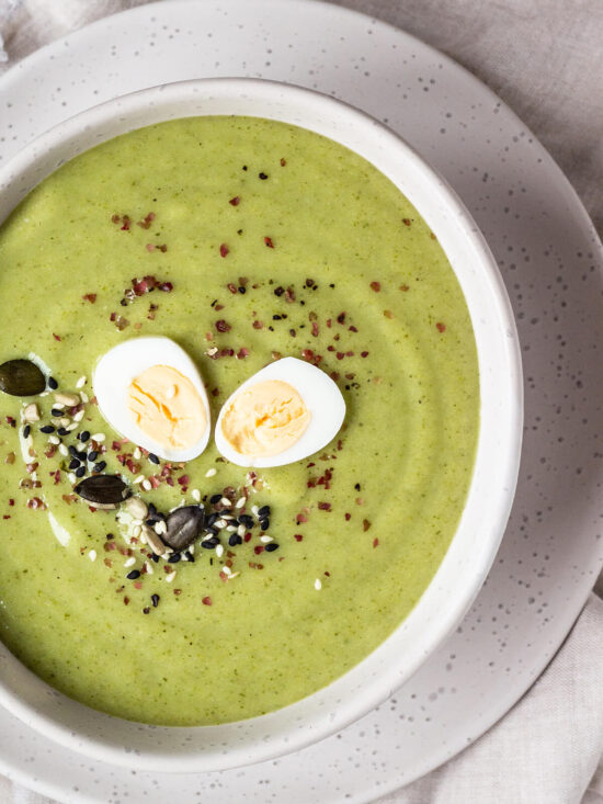 Detox-Brokkoli-Cremesuppe mit Wachtel-Ei